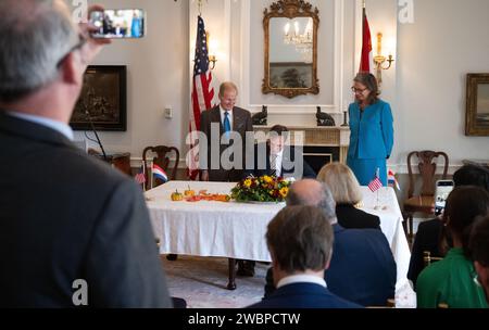 Harm van de Wetering, directeur du Bureau spatial néerlandais, a signé les accords d’Artemis à la résidence de l’ambassadeur néerlandais à Washington, DC, le 1er novembre 2023. L'administrateur de la NASA Bill Nelson et l'ambassadrice Birgitta Tazelaar y ont assisté. Les pays-Bas sont le 31e pays à signer les accords, établissant les principes de la coopération internationale dans le cadre du programme Artemis de la NASA. Banque D'Images