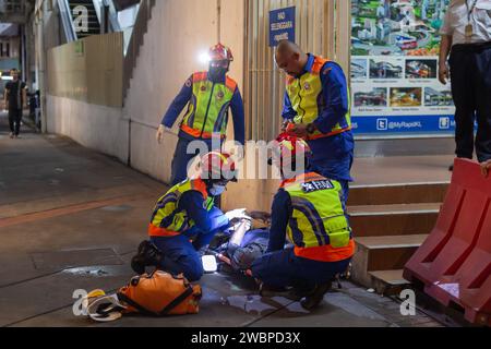 Kuala Lumpur, Malaisie - 6 janvier 2024 : des ambulanciers paramédicaux sont vus en train de prodiguer des premiers soins à un homme non identifié dans la rue à Kuala Lumpur, en Malaisie. Banque D'Images