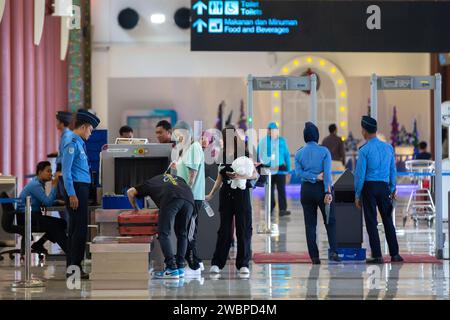 Jakarta, Indonésie - 6 janvier 2024 : des passagers en provenance de Jakarta, Indonésie, sont vus aux portes de sécurité. Banque D'Images