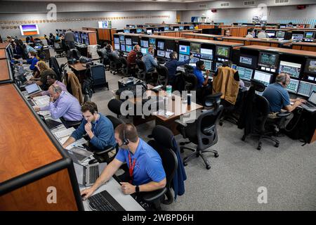L’équipe de lancement d’Artemis I a réalisé une simulation de compte à rebours le 3 février 2020 dans la salle de tir 1 du centre de contrôle de lancement de la NASA. Dirigés par Charlie Blackwell-Thompson, directeur du lancement, 100 ingénieurs d'Orion, de SLS et d'exploration Ground Systems se sont entraînés à gérer des défis simulés de jour de lancement pour le premier vol d'essai intégré d'Orion et de SLS, en préparation des atterrissages sur la Lune avec équipage. Banque D'Images