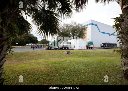 Duplicata de 3422. L’engin spatial d’observation PACE de la NASA est arrivé à Astrotech près du Kennedy Space Center le 14 novembre 2023, expédié du Goddard Space Flight Center, qui devait lancer le 30 janvier 2024 sur un SpaceX Falcon 9 pour étudier l’échange de carbone océan-atmosphère, le climat et le phytoplancton marin. Banque D'Images