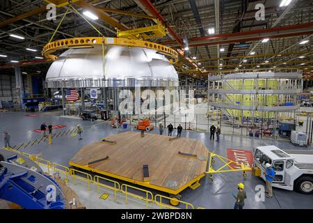 Les techniciens de l’usine d’assemblage Michoud de la NASA déplacent le dôme arrière d’oxygène liquide SLS le 5 décembre 2023 pour l’assemblage de l’étage central Artemis III, y compris le dôme avant, le canon, le réservoir intermédiaire, le réservoir d’hydrogène, section moteur et intégration des moteurs RS-25. Banque D'Images