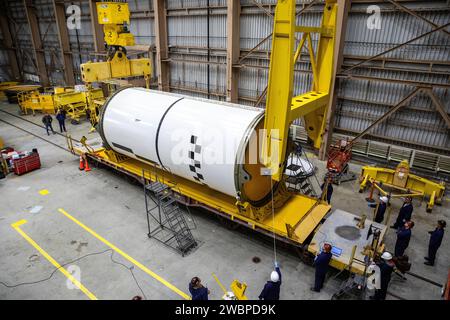 Les ingénieurs et les techniciens traitent le segment central avant droit des propulseurs de fusée solides du système de lancement spatial pour la mission Artemis II à l’intérieur de l’installation de rotation, de traitement et de surtension (RPSF) du Kennedy Space Center de la NASA en Floride, le mardi 27 novembre 2023. L'équipe a examiné les 10 segments de booster un par un, puis les a soulevés pour s'assurer qu'ils sont prêts pour l'intégration et le lancement avant de les déplacer vers le bâtiment d'assemblage du véhicule pour les empiler sur le lanceur mobile. Les astronautes d'Artemis II Reid Wiseman, Victor Glover, Christina Koch et Jeremy Hansen décolleront Banque D'Images