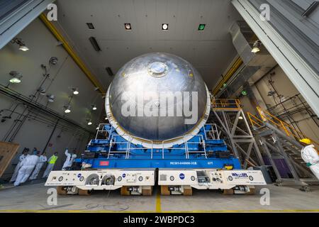 Les équipes déplacent le réservoir d’hydrogène liquide de l’étage central pour la mission Artemis III vers une cellule d’amorçage près du bâtiment d’assemblage vertical de l’installation d’assemblage Michoud de la NASA à la Nouvelle-Orléans le 21 novembre. Les techniciens ponceront et prépareront la surface de la cuve avant de l’enduire d’un apprêt. L'amorce est appliquée sur la section du canon du réservoir par un outil robotique automatisé, tandis que les dômes avant et arrière sont amorcés manuellement. Une fois l'amorçage terminé, les techniciens de la NASA et Boeing, le maître d'œuvre de l'étage de base du SLS, appliqueront un système de protection thermique à base de mousse, qui protège le propulseur Banque D'Images