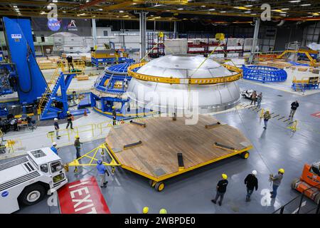 Les techniciens de l’usine d’assemblage Michoud de la NASA ont déplacé le dôme arrière du réservoir d’oxygène liquide de la fusée Space Launch System (SLS) le 5 décembre 2023, à l’intérieur du vertical Assembly Center. Le dôme fera partie de la scène centrale de la mission Artemis III de la NASA, rejoignant les segments avant du dôme et arrière du canon par soudage par friction-agitation. Le réservoir d'oxygène liquide est l'un des cinq composants principaux de l'étage central SLS de 212 pieds, qui comprend la jupe avant, l'interréservoir, le réservoir d'hydrogène liquide, la section moteur et quatre moteurs RS-25. Banque D'Images