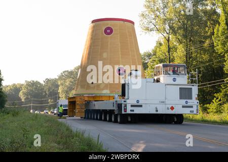 L’équipe Move charge l’adaptateur de scène du lanceur, qui fait partie de la nouvelle fusée SLS (Space Launch System) de l’agence, sur la barge Pegasus de la NASA au Marshall Space Flight Center de la NASA à Huntsville, en Alabama, en juillet 17. L’adaptateur de scène du lanceur, qui relie l’étage central de 212 pieds de haut de la fusée à l’étage supérieur de la fusée, est expédié au Kennedy Space Center de la NASA en Floride pour les préparatifs de lancement d’Artemis I. C'est la dernière pièce du matériel de fusée Artemis I SLS construit à Marshall pour être livré à Kennedy. Seulement la phase de base du SLS, actuellement en test final au Stennis Space Center ne Banque D'Images