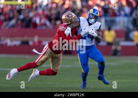7 janvier 2024 ; Santa Clara, Californie, États-Unis; Randy Gregory (5 ans), linebacker des 49ers de San Francisco, tente de s’attaquer aux Rams de Los Angeles, en courant Royce Freeman (24 ans), au quatrième quart-temps au Levi’s Stadium. Crédit obligatoire : Stan Szeto-image du sport Banque D'Images