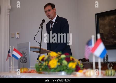 Harm van de Wetering, directeur du bureau spatial néerlandais, prend la parole lors de la signature des accords d'Artemis le 1er novembre 2023 à Washington. Les pays-Bas deviennent le 31e pays à adhérer à l’accord international guidant le programme Artemis de la NASA. Banque D'Images