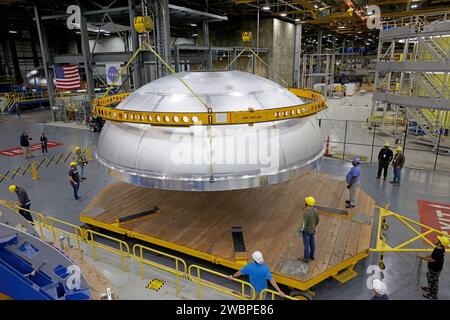 Les techniciens déplacent le dôme arrière à oxygène liquide SLS de la NASA à Michoud Assembly Facility le 5 décembre 2023, pour l’assemblage de l’étage central Artemis III, y compris l’intégration avec le dôme avant, le canon, le réservoir intermédiaire, le réservoir d’hydrogène, la section moteur, et RS-25. Banque D'Images