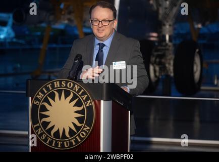 Jeremy Kinney, directeur associé de la recherche, des collections, et Curatorial Affairs au Musée national de l’Air et de l’espace prend la parole lors d’un événement marquant le don par la NASA du prototype aérien de l’hélicoptère Ingenuity Mars Helicopter, vendredi 15 décembre 2023, au Centre Steve F. Udvar-Hazy du Smithsonian National Air and Space Museum à Chantilly, en Virginie Le prototype aérien de l’hélicoptère Ingenuity Mars Helicopter, qui a été le premier à démontrer qu’il était possible de voler dans un environnement simulé de Mars au Jet propulsion Laboratory (JPL) de la NASA, a été donné au musée vendredi. Banque D'Images