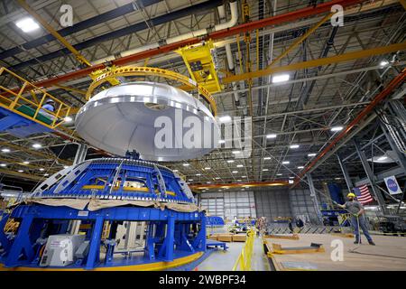 Les techniciens déplacent le dôme arrière du réservoir d’oxygène liquide SLS de la NASA à l’usine de montage de Michoud le 5 décembre 2023, dans le cadre de la production de la scène centrale d’Artemis III dans le centre d’assemblage vertical, y compris l’intégration avec le dôme avant, le canon, le réservoir intermédiaire, le réservoir d’hydrogène, la section moteur, et RS-25. Banque D'Images