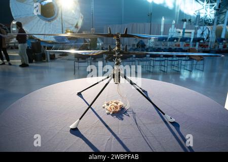 Le prototype aérien de l’hélicoptère Ingenuity Mars est vu au Centre Steve F. Udvar-Hazy du Smithsonian National Air and Space Museum, vendredi 15 décembre 2023, à Chantilly, va. Le prototype, qui a été le premier à démontrer qu’il était possible de voler dans un environnement simulé de Mars au Jet propulsion Laboratory (JPL) de la NASA, a été offert au musée vendredi. Banque D'Images