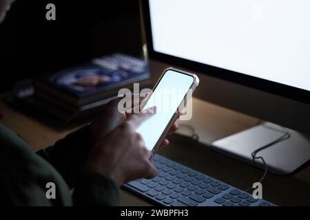 Ordinateur vierge, écran de téléphone et mains de femme tapant sur la technologie pour le codage. Connexion mobile, 404 Glitch et programmation sur logiciel informatique dans le noir Banque D'Images