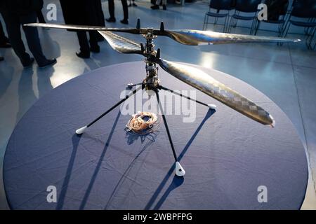 Le prototype aérien de l’hélicoptère Ingenuity Mars est vu au Centre Steve F. Udvar-Hazy du Smithsonian National Air and Space Museum, vendredi 15 décembre 2023, à Chantilly, va. Le prototype, qui a été le premier à démontrer qu’il était possible de voler dans un environnement simulé de Mars au Jet propulsion Laboratory (JPL) de la NASA, a été offert au musée vendredi. Banque D'Images