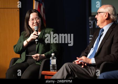 Shelly Tan, journaliste de conception du Washington Post, et Richard Danne, créateur du logotype de ver de la NASA, ont participé à une table ronde lors d'un événement de dédicace de Richard Danne au siège de la NASA à Washington le 6 novembre 2023. Banque D'Images