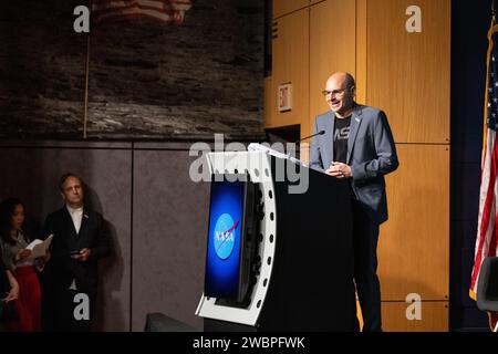 Marc Etkind, administrateur associé de la NASA pour les communications, a prononcé un discours lors d'un événement de dédicace pour Richard Danne, créateur du logotype du ver de la NASA, le 6 novembre 2023, au siège de la NASA Mary W. Jackson à Washington, D.C. Banque D'Images