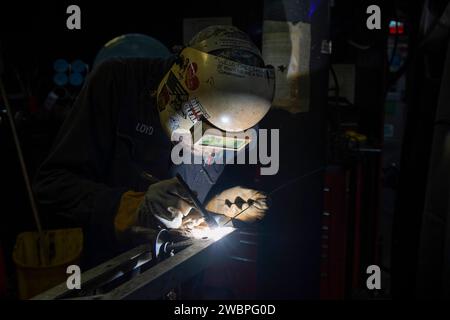 Le technicien de maintenance de coque de 3e classe Traven Loyd soude un cadre en échelle à bord du porte-avions USS Dwight D. Eisenhower (CVN 69) dans le golfe d'Oman le 24 novembre 2023. Le Dwight D. Eisenhower Carrier Strike Group est déployé dans la zone d'opérations de la 5e flotte américaine pour soutenir la sécurité maritime et la stabilité dans la région du Moyen-Orient. (Photo de l'US Navy par Nicholas Rodriguez, spécialiste des communications de masse) Banque D'Images