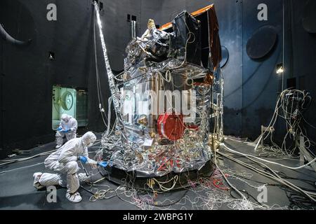 L'observatoire PACE est testé à l'intérieur du simulateur d'environnement spatial de la NASA au Goddard Space Flight Center, Maryland, le 17 juin 2023. Utilisant OCI pour la couleur des océans et SPEXone et HARP2 pour la polarimétrie, il fournit des données sur le phytoplancton, les nuages, les aérosols, l'écologie des océans, la biogéochimie, et le cycle du carbone. Banque D'Images
