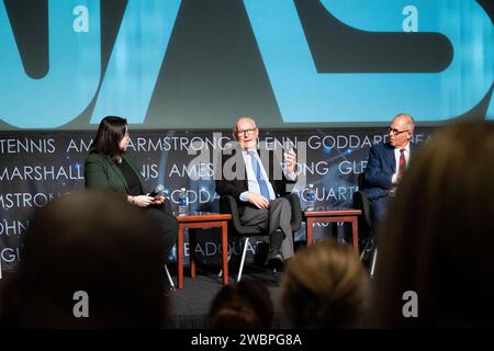 Shelly Tan, Richard Danne et Michael Bierut ont participé à une table ronde lors d'un événement de dédicace pour le logotype du ver de la NASA le 6 novembre 2023, au siège de la NASA Mary W. Jackson, Washington, D.C. Banque D'Images