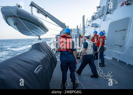 240104-N-CK669-2022 RED SEA (4 janvier 2024) des marins affectés au destroyer à missiles guidés de classe Arleigh Burke USS Mason (DDG 87) abaissent un bateau pneumatique à coque gréée lors d'opérations de petits bateaux à l'appui de l'opération Prosperity Guardian (OPG) en mer Rouge, janvier 4. Dirigé par la Force opérationnelle combinée 153 des Forces maritimes combinées, OPG représente un effort international ciblé pour relever les défis de la sécurité maritime dans le sud de la mer Rouge et le golfe d’Aden, dans le but d’assurer la liberté de navigation pour tous les pays et de renforcer la sécurité régionale. Plus de 20 pays ont la confiance Banque D'Images