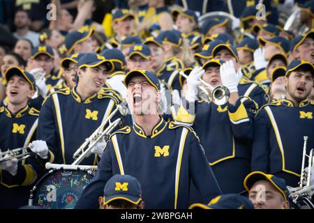 Le membre du groupe Michigan Wolverines chante lors de la demi-finale des éliminatoires du Rose Bowl 2024 contre les Crimson Tide d'Alabama. déf. Michigan Banque D'Images