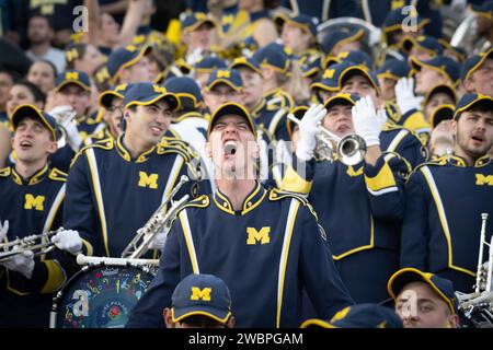 Le membre du groupe Michigan Wolverines chante lors de la demi-finale des éliminatoires du Rose Bowl College de 2024 contre les Crimson Tide d'Alabama. Michigan a battu l'Alabama 27-20 en prolongation le 1er janvier 2024 ; Pasadena, CA, USA; (Ed Ruvalcaba/image du sport) Banque D'Images