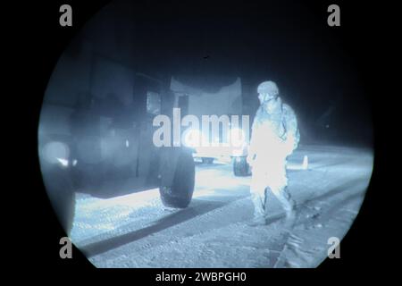 Les soldats de l’armée américaine affectés à la 98th support Maintenance Company effectuent des vérifications et des services de maintenance préventive avant de participer à la formation de conducteurs de nuit, à Powidz, en Pologne, le 9 janvier 2024. L'entraînement continu du fournisseur de la Force opérationnelle et son soutien aux exercices multinationaux permettent à la Force opérationnelle de déployer rapidement des forces et des équipements prêts au combat sur le théâtre des opérations pour soutenir l'alliance de l'OTAN. (Photo de l'armée américaine par le SPC. ELSI Delgado) Banque D'Images