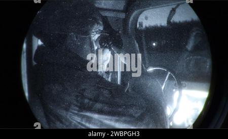 Un soldat de l'armée américaine affecté à la 98th support Maintenance Company ajuste son dispositif de vision nocturne avant de terminer la formation des conducteurs de nuit à Powidz, en Pologne, le 9 janvier 2024. Ces soldats sont actuellement déployés en Pologne pour soutenir l'entraînement avec les alliés, préparer le théâtre des opérations de soutien sur le flanc est de l'OTAN et dissuader les agressions en Europe. (Photo de l'armée américaine par le SPC. ELSI Delgado) Banque D'Images