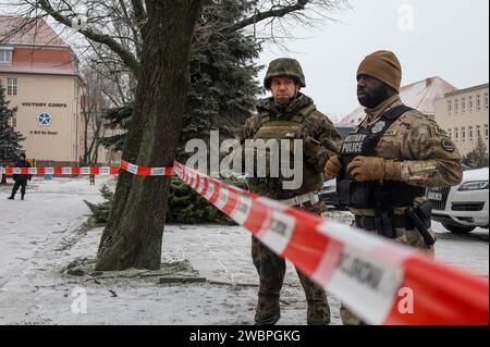 Majkel Piotrowski, policier militaire des forces terrestres polonaises, un policier militaire local qui sert la ville de Poznan, à gauche, garde un crash simulé du système d'aéronefs sans pilote lors d'un exercice de combat avec le sergent Leonard Petties, à droite, un policier militaire faisant partie du 773e bataillon de police militaire de la Garde nationale de Louisiane de l’armée américaine, Camp Kosciuszko, Pologne, 11 janvier 2024. Les soldats de la Garde nationale de Louisiane du 773e bataillon de police militaire sont actuellement déployés et intégrés aux forces de police militaire et civile locales, qui ont mis en place une protection de la force Banque D'Images