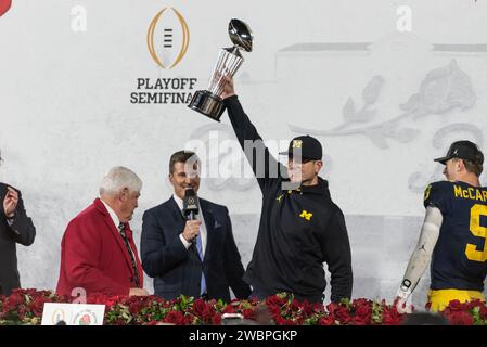 Jim Harbaugh, entraîneur-chef des Michigan Wolverines, remporte le trophée après la demi-finale des éliminatoires du Rose Bowl College de 2024 contre Alabama Crimson Tide. Michigan a battu l'Alabama 27-20 en prolongation le 1er janvier 2024 ; Pasadena, CA, USA; (Ed Ruvalcaba/image du sport) Banque D'Images