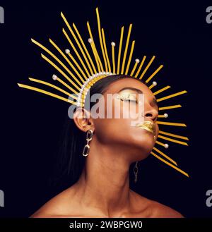 Couronne, maquillage doré et une reine de beauté isolée sur fond noir dans un studio. Rêver. Éthéré et une fille indienne avec des cosmétiques, des accessoires Banque D'Images