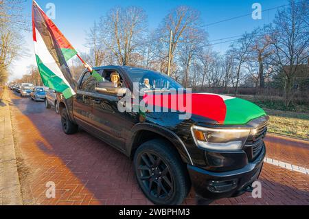 Des partisans pro-palestiniens avec des drapeaux montrant leur soutien alors qu'ils passaient devant le Palais de la paix pendant l'audience de la Cour internationale de Justice (CIJ). L’Afrique du Sud a présenté ses arguments contre l’État d’Israël lors de sa session de trois heures à la Cour internationale de Justice (CIJ) à la Haye. Le plan d'Israël pour "détruire" Gaza vient du "plus haut niveau de l'Etat", a entendu la haute cour de l'ONU. L ' Afrique du Sud a également demandé à la CIJ d ' ordonner à Israël de cesser immédiatement toute action militaire. Des avocats sud-africains, accusent Israël de génocide. Israël, aura son jour à la (CIJ) pour désapprovisionner Banque D'Images