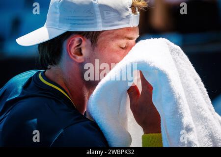 Melbourne, Australie. 12 janvier 2024. Le Belge Zizou Bergs s'essuie le visage lors d'un match de qualification masculine en simple troisième et dernier tour entre le Belge Bergs et l'US Sweeny, lors des qualifications du tournoi de tennis du Grand Chelem « Open d'Australie », vendredi 12 janvier 2024 à Melbourne Park, Melbourne, Australie. L’édition 2024 du Grand Chelem australien se déroule du 14 au 28 janvier. BELGA PHOTO PATRICK HAMILTON crédit : Belga News Agency/Alamy Live News Banque D'Images