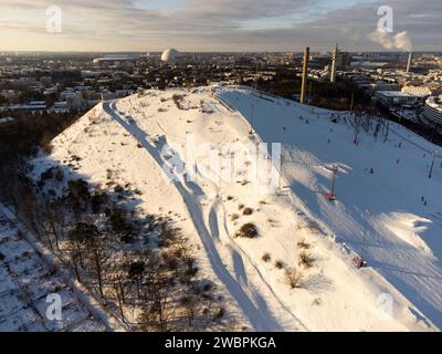 Vue hivernale des pistes de ski de Stockholm à Hammarbybacken, près du quartier de Hammarby. Ericsson Globen en arrière-plan. Partiellement nuageux, lumière vive. Banque D'Images
