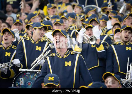 Le membre du groupe Michigan Wolverines chante lors de la demi-finale des éliminatoires du Rose Bowl College de 2024 contre les Crimson Tide d'Alabama. Michigan a battu l'Alabama 27-20 en prolongation le 1er janvier 2024 ; Pasadena, CA, USA; (Ed Ruvalcaba/image du sport) Banque D'Images