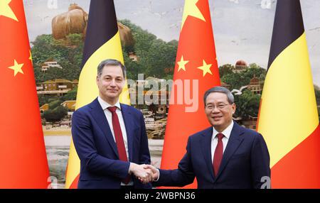 Pékin, Chine. 12 janvier 2024. Le Premier ministre Alexander de Croo et le Premier ministre chinois Li Qiang photographiés lors de l'une des nombreuses réunions de haut niveau à Pékin, en Chine, vendredi 12 janvier 2024. Lahbib et de Croo sont en visite officielle (10-13/01) en République populaire de Chine. BELGA PHOTO BENOIT DOPPAGNE crédit : Belga News Agency/Alamy Live News Banque D'Images