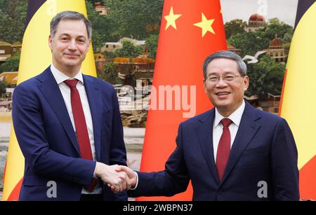 Pékin, Chine. 12 janvier 2024. Le Premier ministre Alexander de Croo et le Premier ministre chinois Li Qiang photographiés lors de l'une des nombreuses réunions de haut niveau à Pékin, en Chine, vendredi 12 janvier 2024. Lahbib et de Croo sont en visite officielle (10-13/01) en République populaire de Chine. BELGA PHOTO BENOIT DOPPAGNE crédit : Belga News Agency/Alamy Live News Banque D'Images