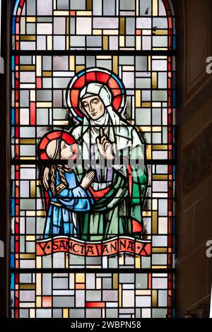 Sainte Anne (la mère de la Vierge Marie). Un vitrail dans l'église de la Sainte-Trinité à Walferdange. Banque D'Images