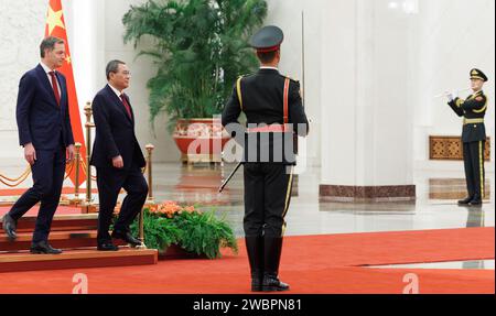 Pékin, Chine. 12 janvier 2024. Le Premier ministre Alexander de Croo et le Premier ministre chinois Li Qiang photographiés lors de l'une des nombreuses réunions de haut niveau à Pékin, en Chine, vendredi 12 janvier 2024. Lahbib et de Croo sont en visite officielle (10-13/01) en République populaire de Chine. BELGA PHOTO BENOIT DOPPAGNE crédit : Belga News Agency/Alamy Live News Banque D'Images