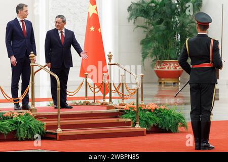 Pékin, Chine. 12 janvier 2024. Le Premier ministre Alexander de Croo et le Premier ministre chinois Li Qiang photographiés lors de l'une des nombreuses réunions de haut niveau à Pékin, en Chine, vendredi 12 janvier 2024. Lahbib et de Croo sont en visite officielle (10-13/01) en République populaire de Chine. BELGA PHOTO BENOIT DOPPAGNE crédit : Belga News Agency/Alamy Live News Banque D'Images