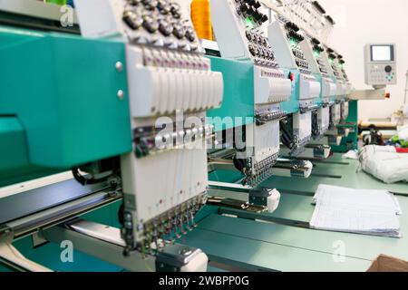 machine à broder multi-têtes, au travail dans une usine textile Banque D'Images