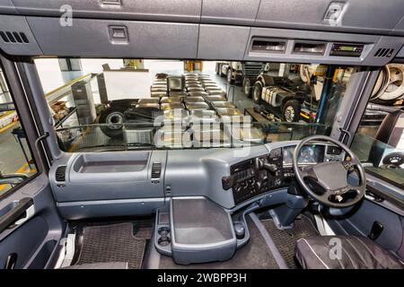 cabine de camion à l'intérieur, garée dans le garage pour les réparations Banque D'Images