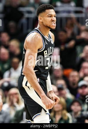 Milwaukee, USA. 11 janvier 2024. L’attaquant des Milwaukee Bucks Giannis Antetokounmpo célèbre le match de saison régulière de la NBA entre les Milwaukee Bucks et les Boston Celtics à Milwaukee, aux États-Unis, le 11 janvier 2024. Crédit : Joel Lerner/Xinhua/Alamy Live News Banque D'Images