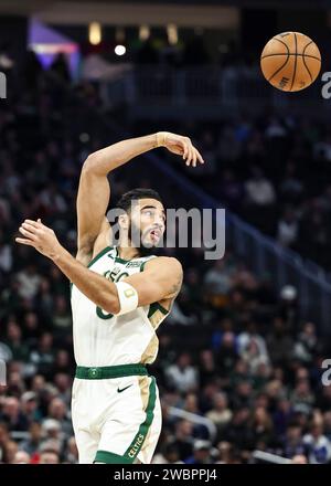 Milwaukee, USA. 11 janvier 2024. L'attaquant des Boston Celtics Jayson Tatum lance une passe lors du match de saison régulière de la NBA entre les Bucks de Milwaukee et les Celtics de Boston à Milwaukee, aux États-Unis, le 11 janvier 2024. Crédit : Joel Lerner/Xinhua/Alamy Live News Banque D'Images