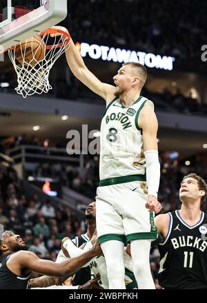 Milwaukee, USA. 11 janvier 2024. Le centre des Celtics de Boston Kristaps Porzingis (top) dunks lors du match de saison régulière de la NBA entre les Bucks de Milwaukee et les Celtics de Boston à Milwaukee, aux États-Unis, le 11 janvier 2024. Crédit : Joel Lerner/Xinhua/Alamy Live News Banque D'Images