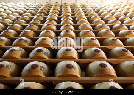 Entrepôt de stockage d'un producteur de fromage Parmigiano Reggiano, Modène, Italie, produit alimentaire traditionnel Banque D'Images