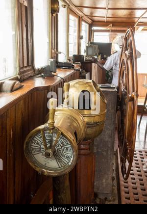 Afrique de l'Ouest, Sénégal, fleuve Sénégal. Bateau de croisière touristique Bou el Mogdad. Quelques équipements marins traditionnels encore sur le pont. Banque D'Images