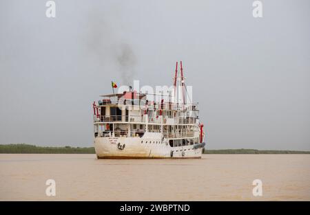 Afrique de l'Ouest, Sénégal, bateau de croisière touristique Bou el Mogdad sur le fleuve à l'ancre. Banque D'Images