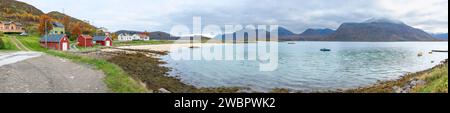 Panorama, Haus am See, Ferienhaus am Meer, Herbststimmung in Norwegen, Ruhe am Strand des Atlantik, Meerblick und Herbstfarben Banque D'Images