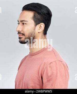 Profil du visage, beauté et homme asiatique en studio isolé sur un fond gris ou en toile de fond. Pensée, idée esthétique et modèle masculin posant pour la santé Banque D'Images